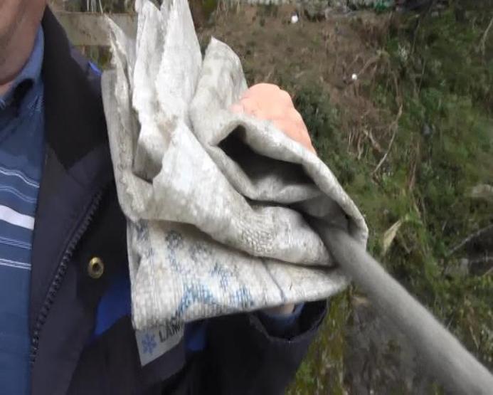 Kovanlarına ulaşmak için teleferik hattı kurdu