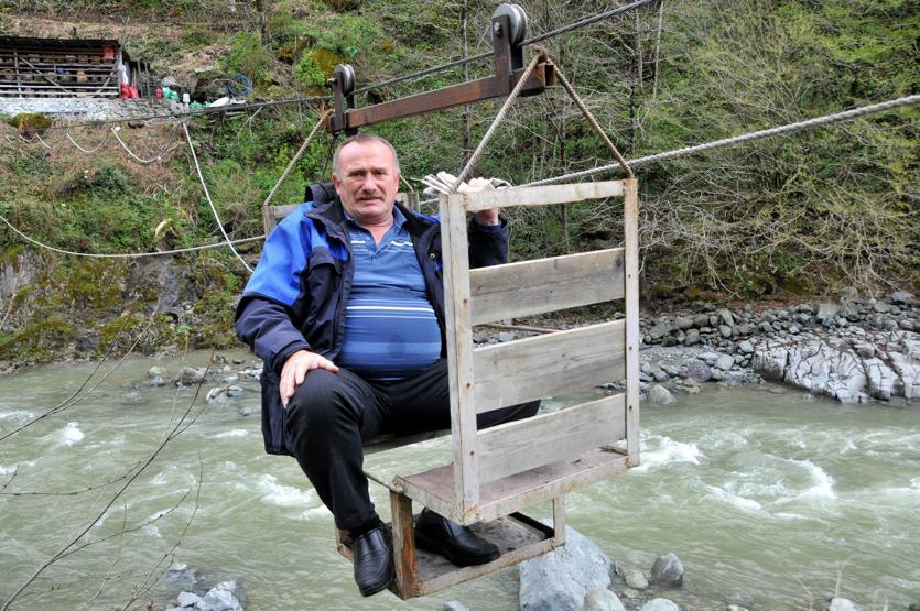 Kovanlarına ulaşmak için teleferik hattı kurdu