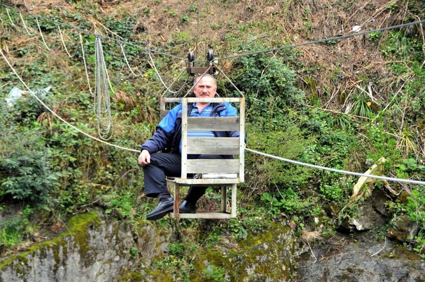 Kovanlarına ulaşmak için teleferik hattı kurdu