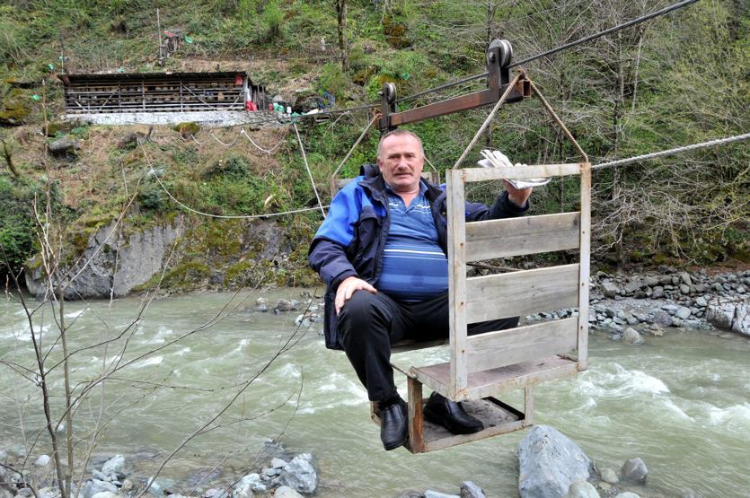Kovanlarına ulaşmak için teleferik hattı kurdu
