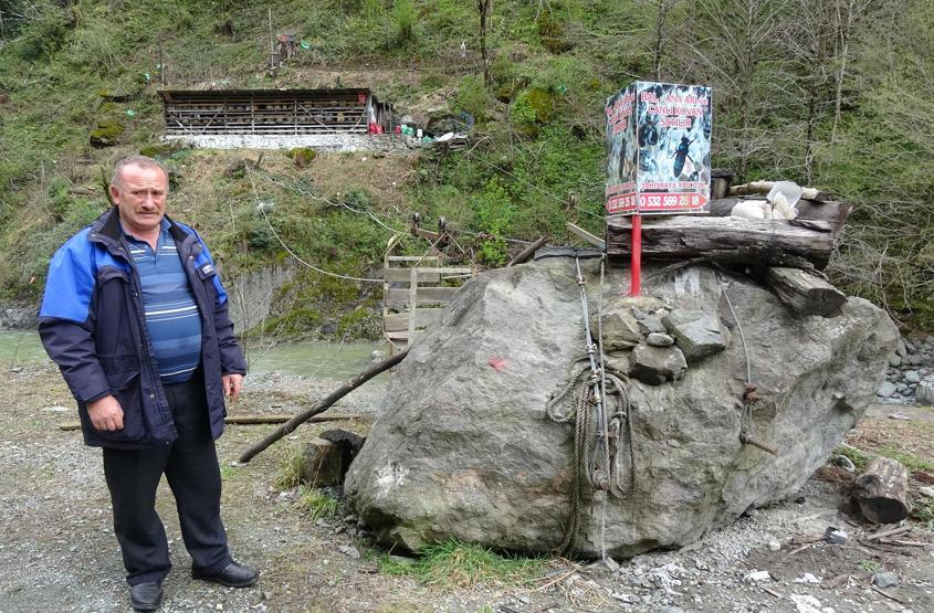 Kovanlarına ulaşmak için teleferik hattı kurdu