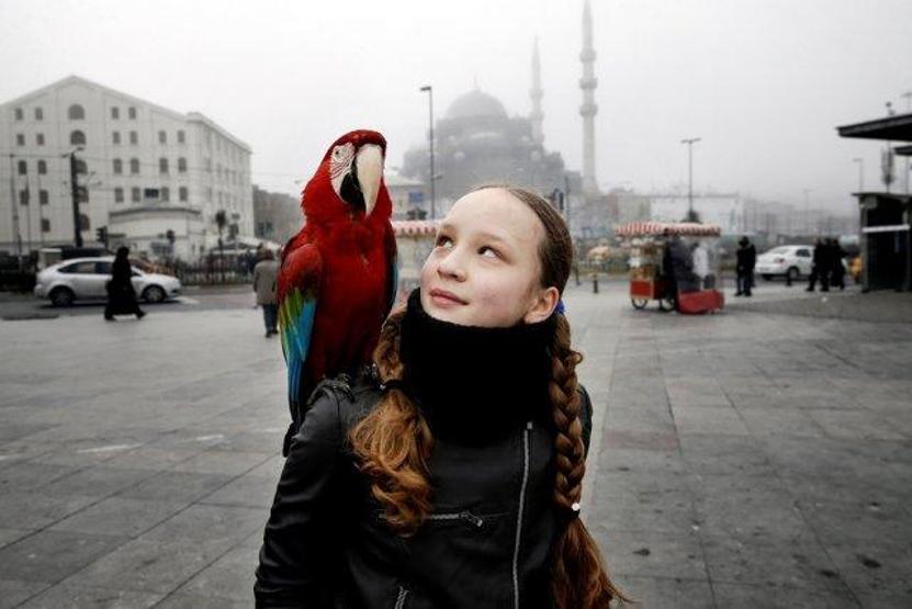 Sokaklarda Osmanlı döneminin kıyafetlerini giyerek dolaşıyor