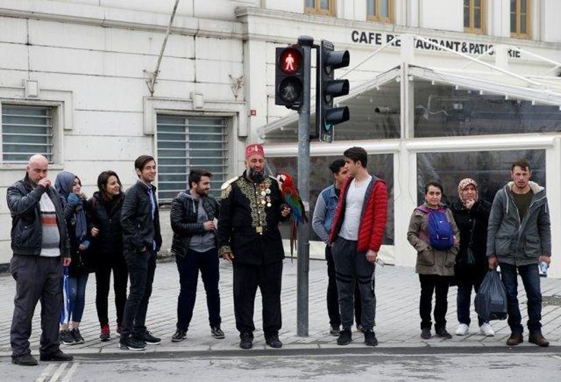 Sokaklarda Osmanlı döneminin kıyafetlerini giyerek dolaşıyor