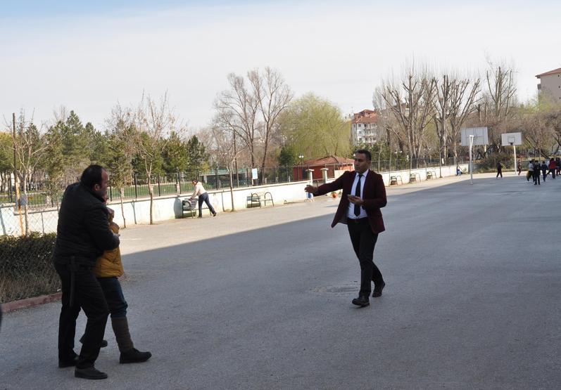 Okuldan yaka paça dışarı atıldı