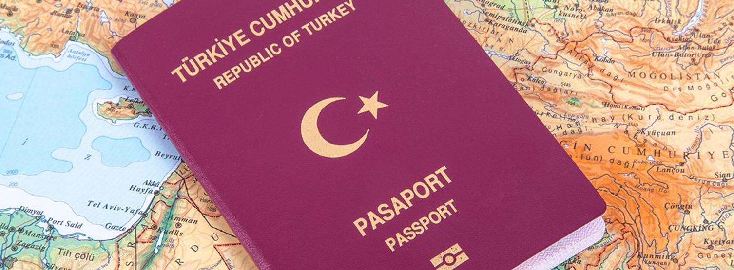 Uçuş sırasında pasaportunu kaybeden adamın başına gelenler