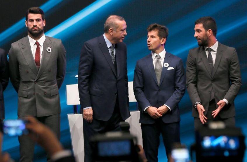 Emre Belözoğlunu ikna etti