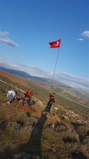 Suriye sınırında bayrak hareketliliği