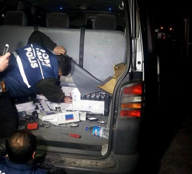 Kamyonetten kaçak sigara fışkırdı