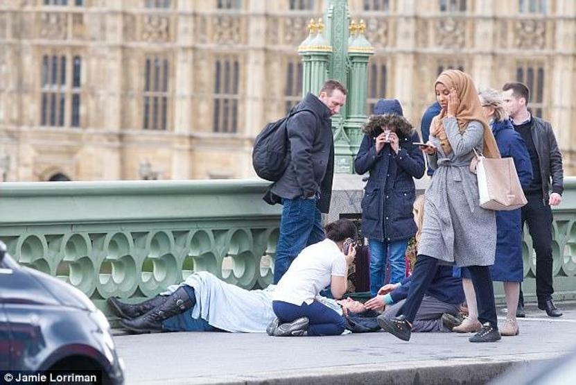 Londra saldırısı sonrası köprüden geçen türbanlı kadın tartışılıyor