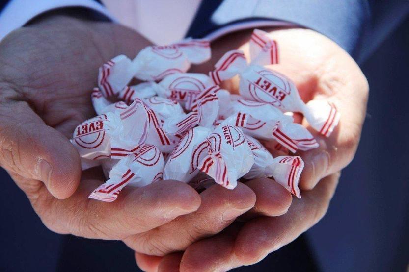 Cami çıkışında cemaate evet şekeri dağıtıldı