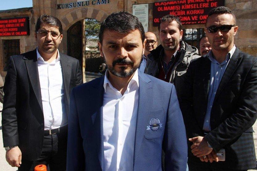 Cami çıkışında cemaate evet şekeri dağıtıldı
