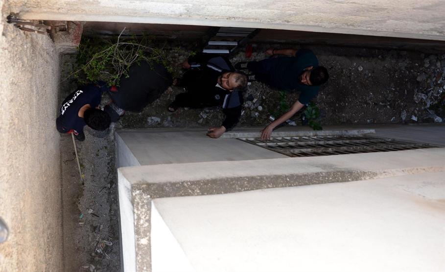 Damdan düşen yaşlı adam sağlık görevlilerine kasketle vurdu