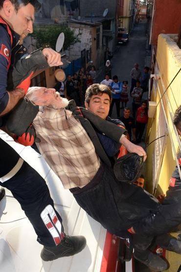 Damdan düşen yaşlı adam sağlık görevlilerine kasketle vurdu