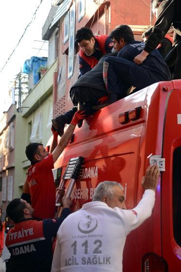 Damdan düşen yaşlı adam sağlık görevlilerine kasketle vurdu