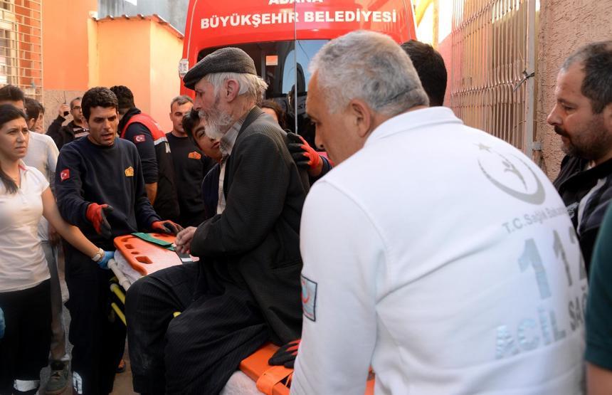 Damdan düşen yaşlı adam sağlık görevlilerine kasketle vurdu