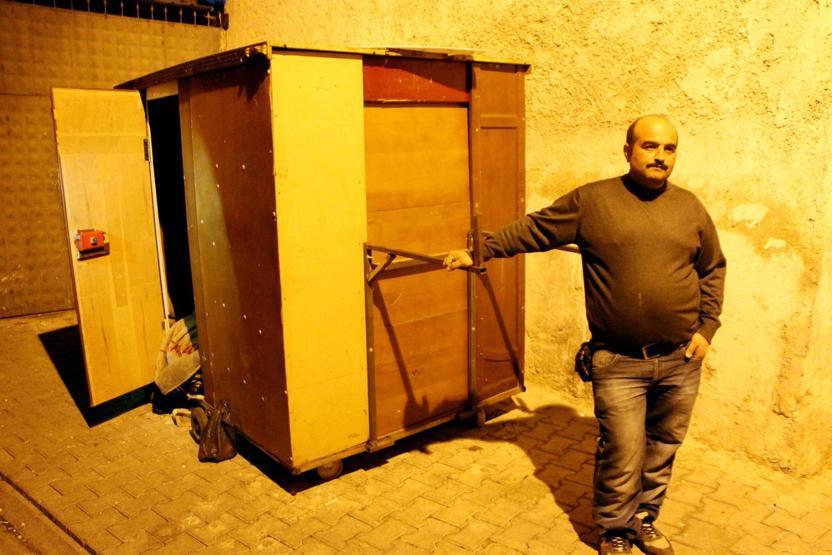 Gardıropta yaşayan aileye yardım teklifi yağıyor