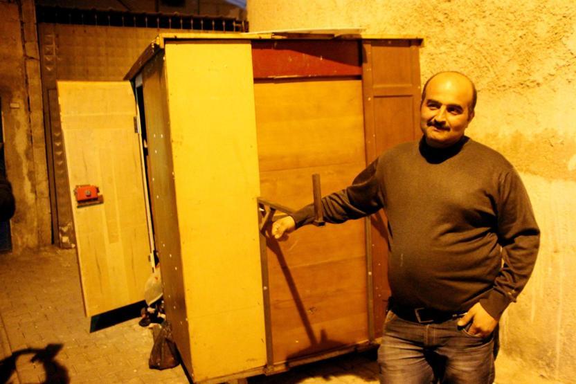 Gardıropta yaşayan aileye yardım teklifi yağıyor