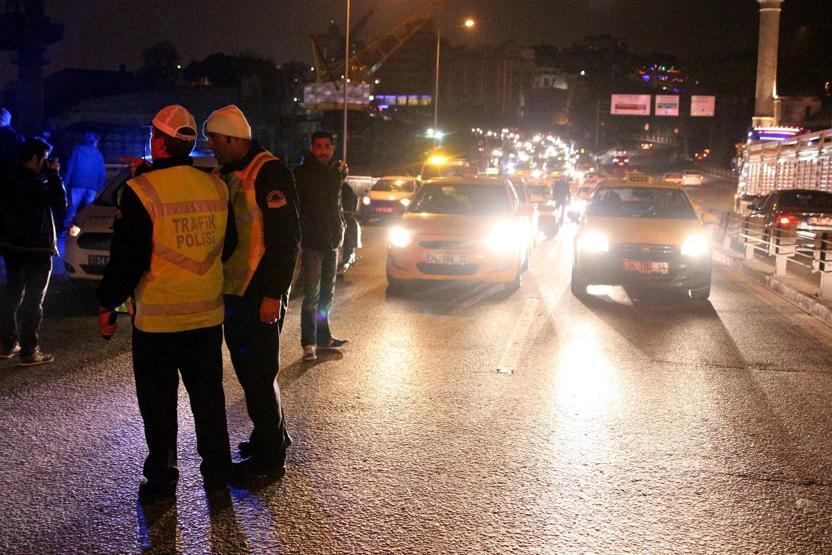 Unkapanı Köprüsünde korkunç kaza: Otomobil balık tutanların arasına daldı