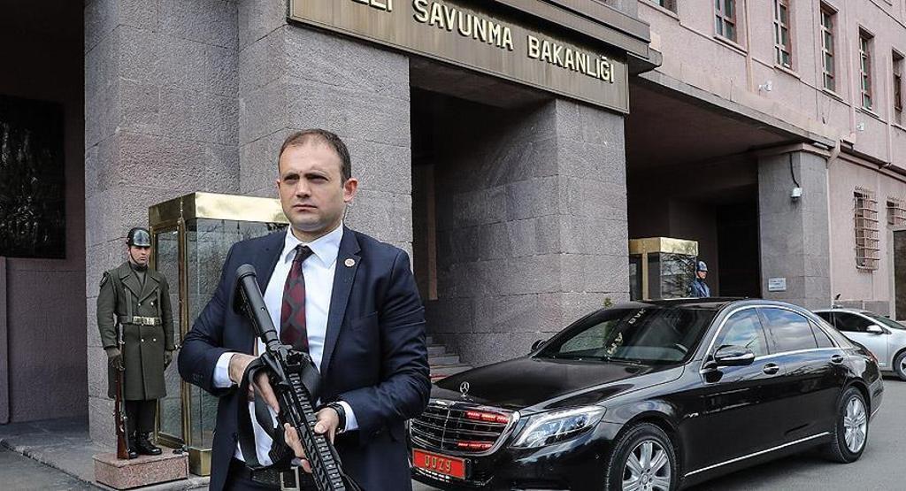 Bakan Fikri Işıkın koruma ekibine yerli silah