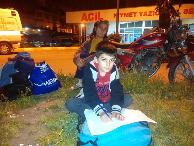 Evleri yanınca hastane bahçesine taşındılar