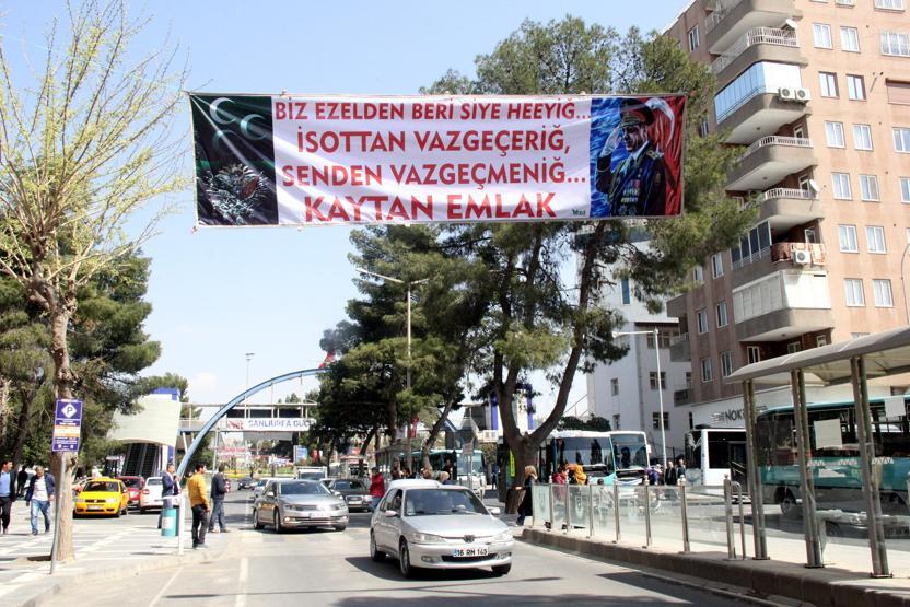 Askeri üniformalı Erdoğan pankartı