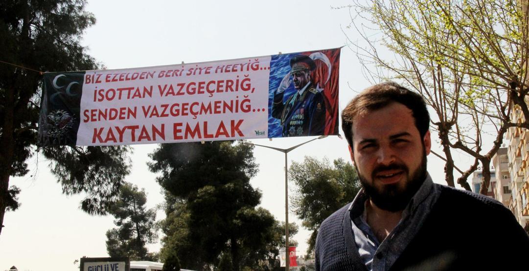 Askeri üniformalı Erdoğan pankartı