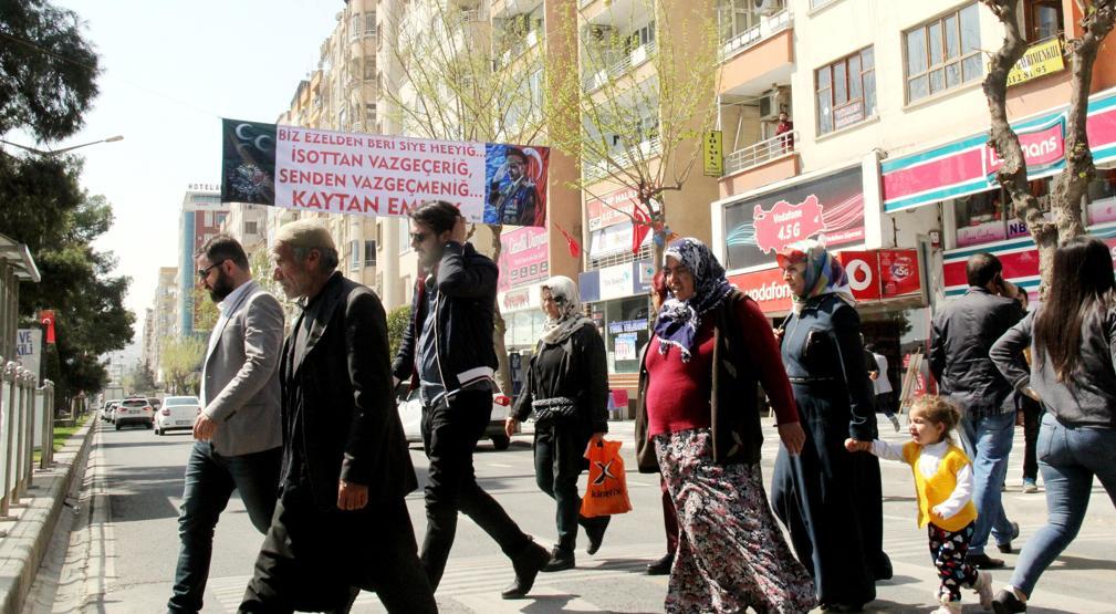 Askeri üniformalı Erdoğan pankartı