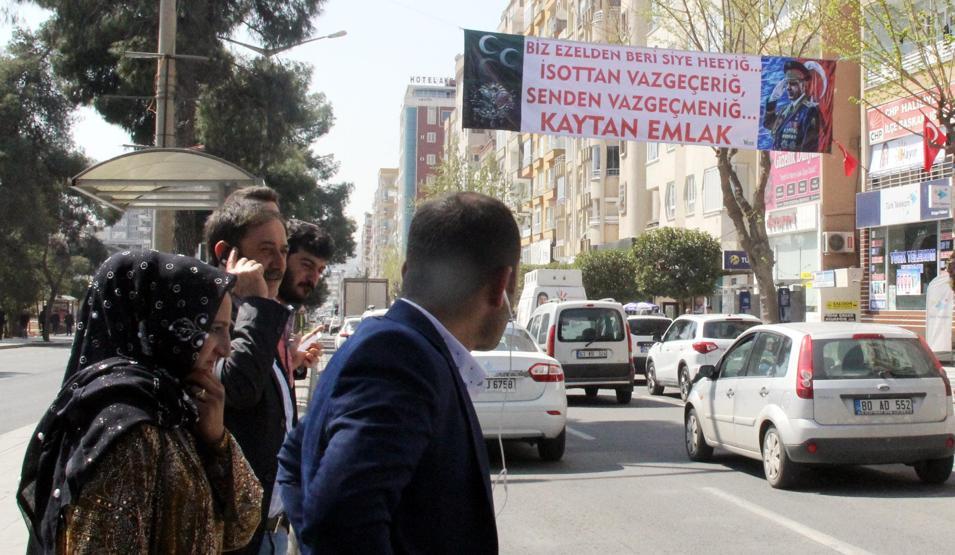 Askeri üniformalı Erdoğan pankartı