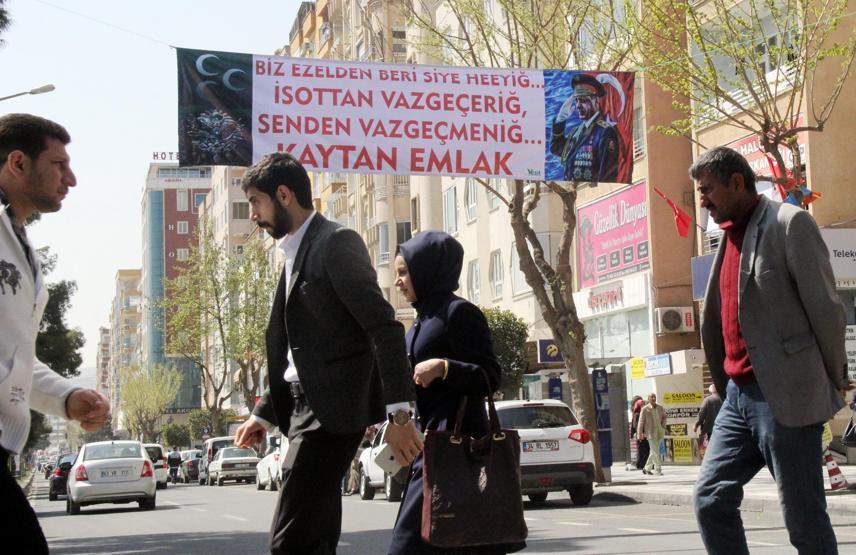Askeri üniformalı Erdoğan pankartı