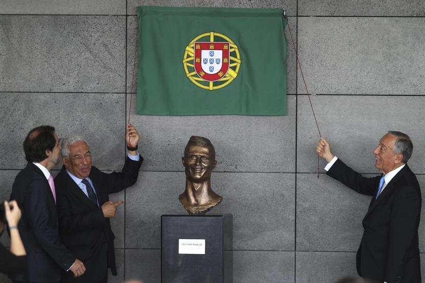 Ronaldonun adı havalimanına verildi
