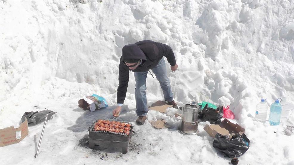 Kar üzerinde mangal keyfi