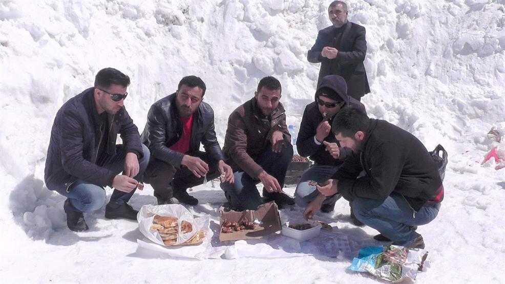 Kar üzerinde mangal keyfi
