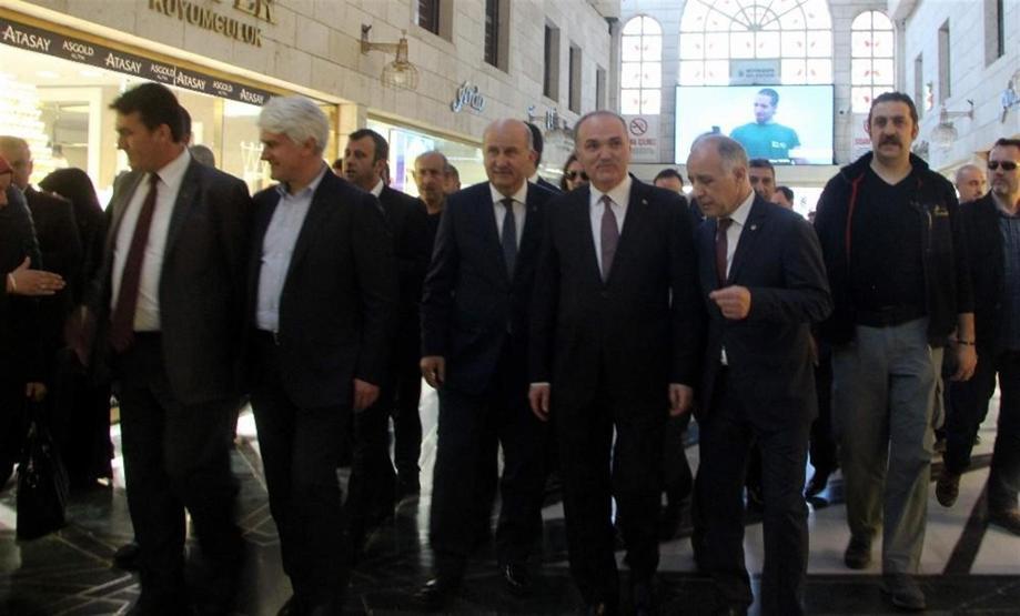 Bilim Sanayi ve Teknoloji Bakanı Faruk Özlü Hayır çadırında