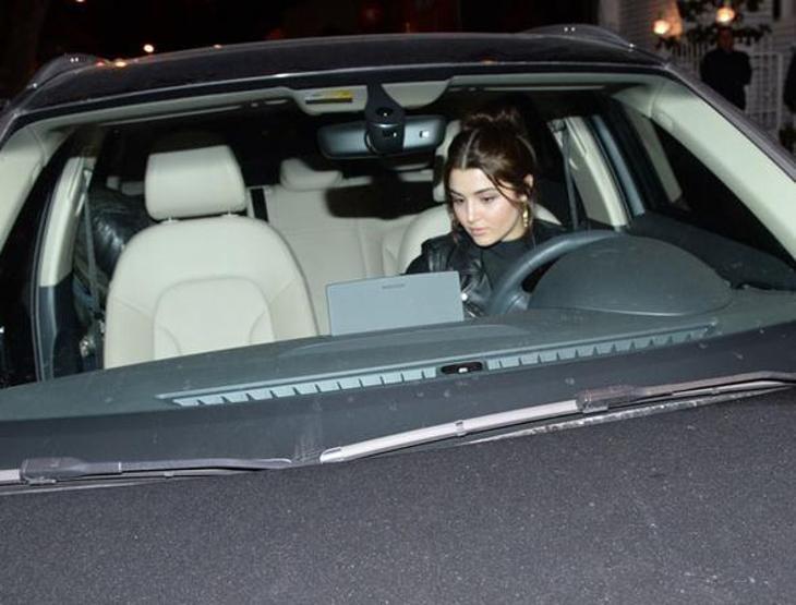 Hande Erçel gece gezmesinde görüntülendi