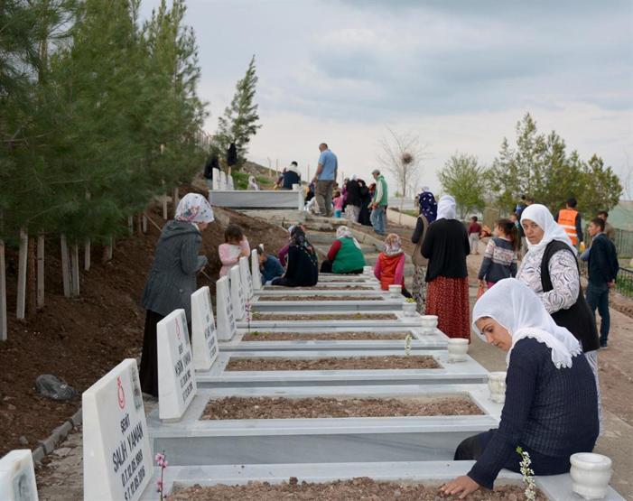 PKKnın öldürdüğü 16 köylü için anıt mezar