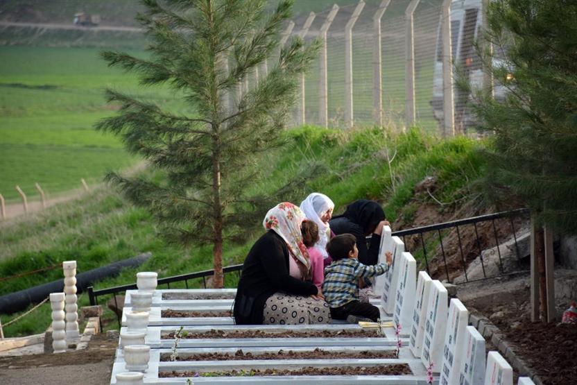 PKKnın öldürdüğü 16 köylü için anıt mezar