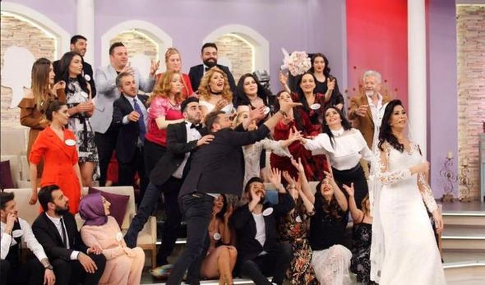 Bir dönemin en ünlü damat adayıydı... Canlı yayında evlendi