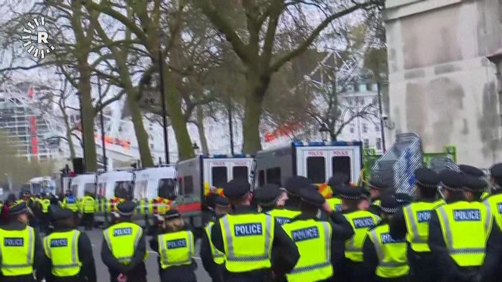 Londrada terör protestoları olaylı bitti