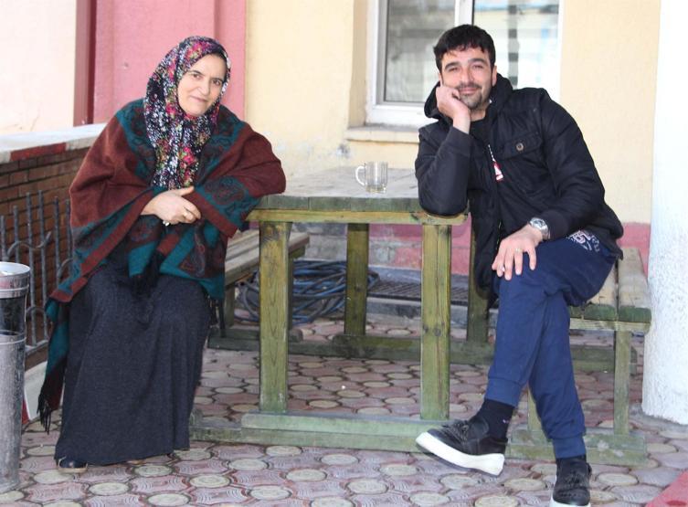 Çay içerek izlediler