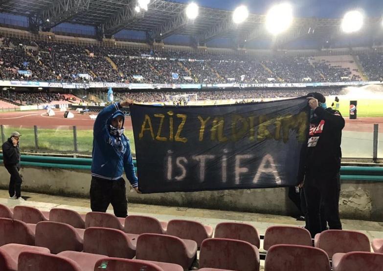 İtalyada Aziz Yıldırım istifa pankartı