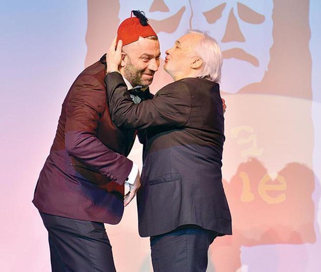 İsmail Dümbüllü’nün fesini Şevket Çoruh’a devretti