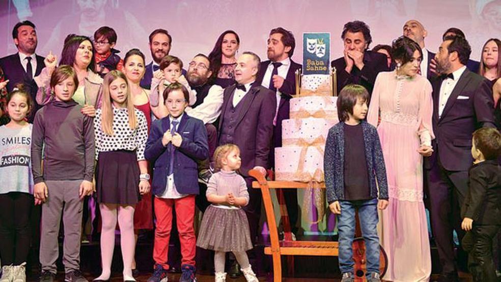 İsmail Dümbüllü’nün fesini Şevket Çoruh’a devretti