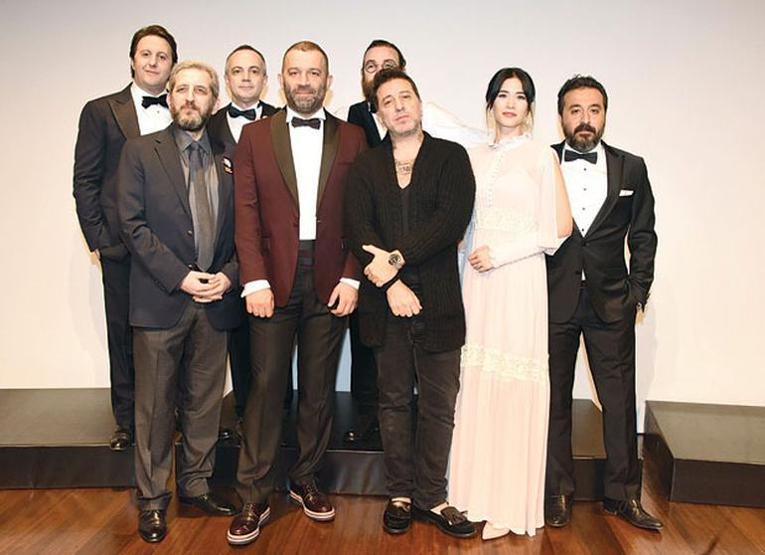 İsmail Dümbüllü’nün fesini Şevket Çoruh’a devretti