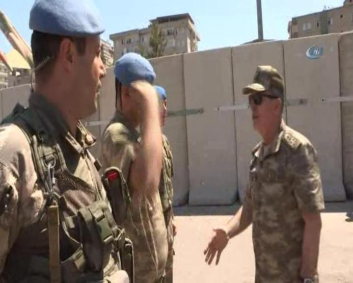 Hulusi Akar ve komutanlar Diyarbakırda: Suru gezdiler