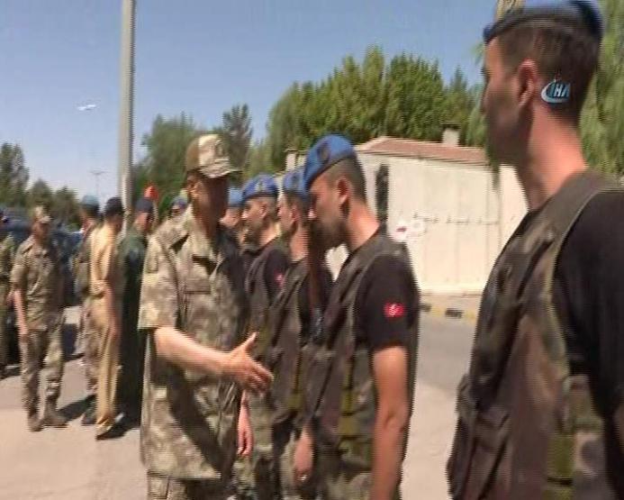Hulusi Akar ve komutanlar Diyarbakırda: Suru gezdiler