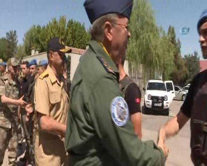 Hulusi Akar ve komutanlar Diyarbakırda: Suru gezdiler