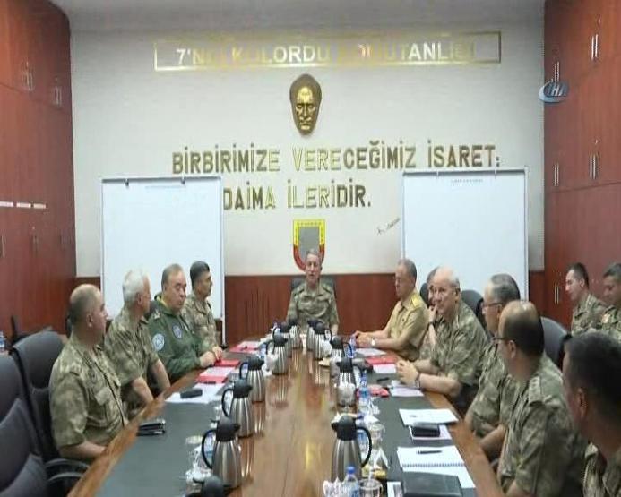 Hulusi Akar ve komutanlar Diyarbakırda: Suru gezdiler