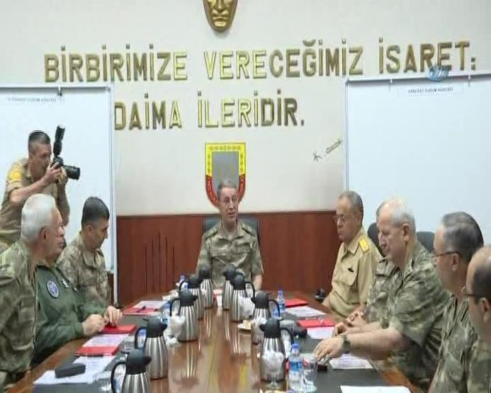 Hulusi Akar ve komutanlar Diyarbakırda: Suru gezdiler