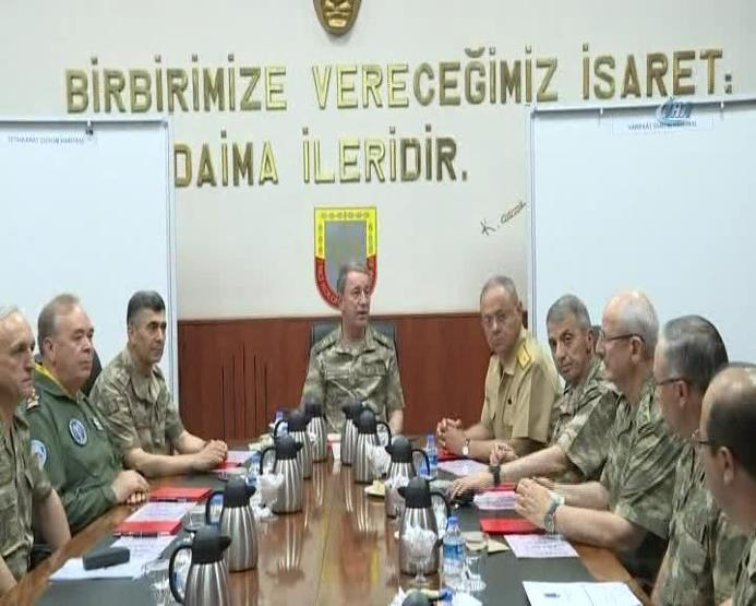 Hulusi Akar ve komutanlar Diyarbakırda: Suru gezdiler