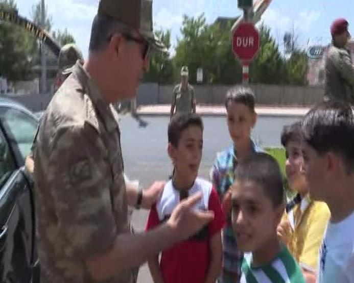 Hulusi Akar ve komutanlar Diyarbakırda: Suru gezdiler